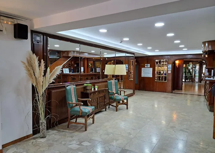 Vintage Mercedes Hotel 3*